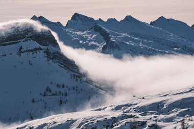 Alplerdeki kar kaplı dağların büyüleyici manzarası, Falcade, Dolomitler, İtalya