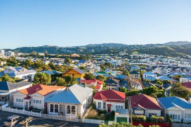 Wellington 'ın banliyölerindeki renkli evler Yeni Zelanda' da tepeler var..