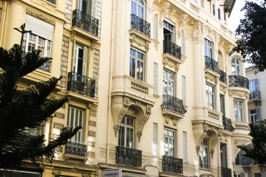 Antika görünümlü güzel bir bina.