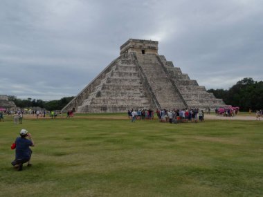 Arka planda dramatik bulutlu gökyüzü olan Chichen Itza Piramidi, Yucatan, Meksika