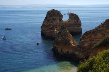 Güzel bir kayalık kıyı manzarası ve okyanus suyu.