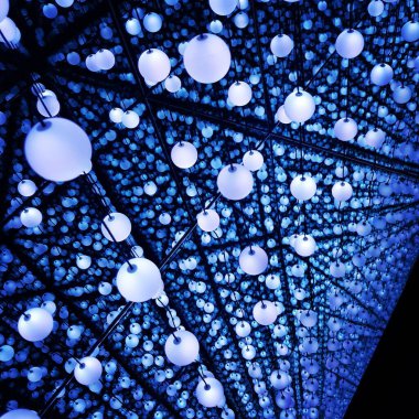 Duvardaki yuvarlak lambaların yüksek açılı görüntüsü.