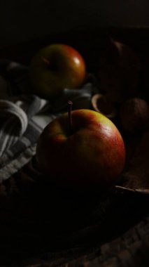 Bir tekstil üzerinde elmaların yakın çekimi