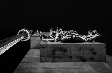 CN kulesinin düşük açılı gri ölçekli görüntüsü ve stadyum heykelleri.