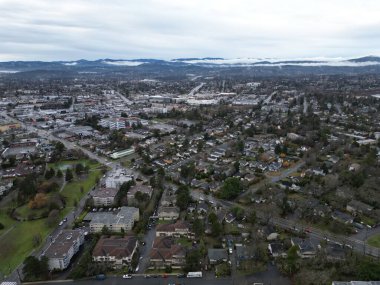Şehirdeki bir yerleşim bölgesinin hava görüntüsü.