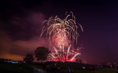 Heaton Park 'ın üzerinde gece gökyüzünde patlayan renkli havai fişeklerin güzel bir görüntüsü.