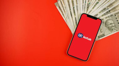 Kotak Mahindra Bankası cep telefonu ekranında