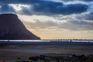 İspanya 'nın Tenerife Adası kıyısında güzel bir uçurum manzarası.