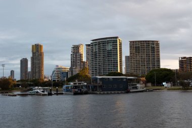 Queensland, Avustralya 'daki Broadwater Parklands' da bir akşam.