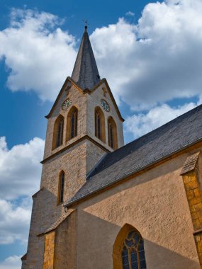 Bielefeld 'deki kolej kilisesinin kulesi güzel bir günde aşağıdan alındı.