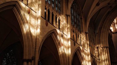 Bir binanın gotik duvarlarının alçak açılı görüntüsü.