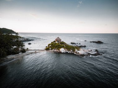 Kıyıya yakın bir adada küçük bir oyuk.