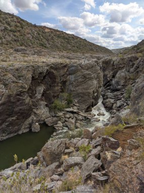 Portekiz, Mertola 'daki Pulo do Lobo şelalesinin dikey çekimi.