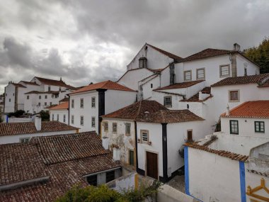 Obidos 'taki taşlı binaların havadan görünüşü