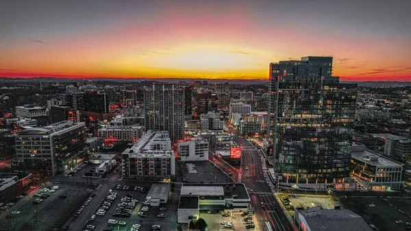 Modern Şehrin Üzerinde Büyüleyici Parlak Bir Günbatımının Havadan Görünüşü — Stok fotoğraf