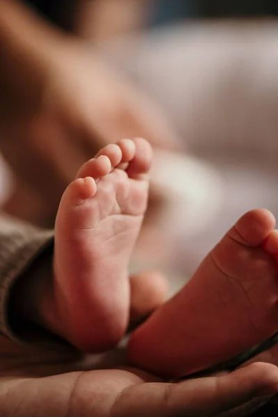 Primer Plano Los Dedos Desnudos Del Bebé Recién Nacido —  Fotos de Stock