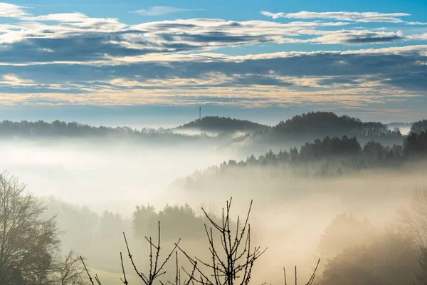 Nevoeiro Manhã Natureza Com Céu Nublado Montanhas — Fotografia de Stock