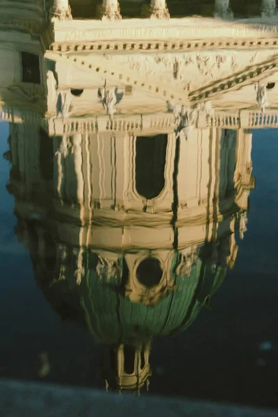 Egy Függőleges Felvétel Ősi Királyi Palotáról Amit Víz Tükröz — Stock Fotó