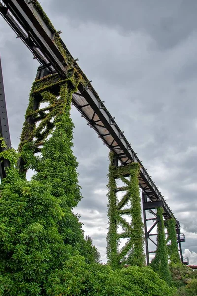 Eine Vertikale Aufnahme Einer Verlassenen Fabrik Unter Bewölktem Himmel Duisburg — Stockfoto