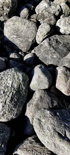 Eine Vertikale Aufnahme Eines Steinhaufens Einem Sonnigen Tag — Stockfoto