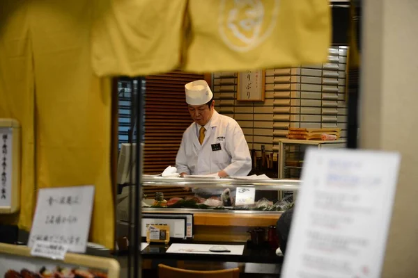 Cozinheiro Bar Sushi Tóquio Japão — Fotografia de Stock