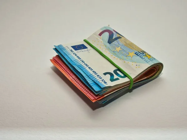 Ein Bündel Euro Scheine Die Von Einem Gummiband Auf Weißem — Stockfoto