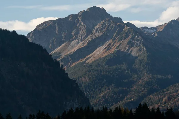 Een Luchtfoto Van Steile Rotsachtige Bergen Met Groene Bomen Bossen — Stockfoto