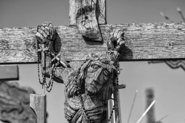基督教十字架在十字架山的灰度照片 — 图库照片