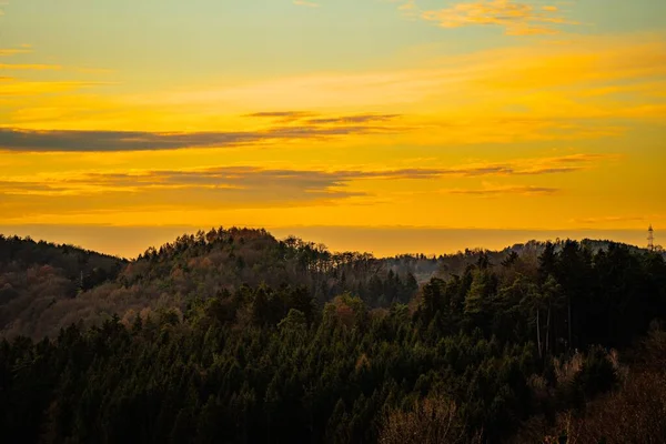 背景には金色の夕日の空を背景に 丘や森の美しい風景 — ストック写真