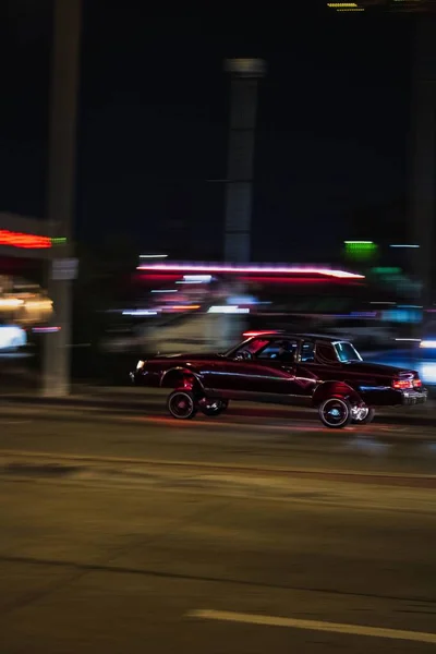 一辆沿着大西洋大道和弗洛伦斯大道驶过钟楼的红色小车 — 图库照片
