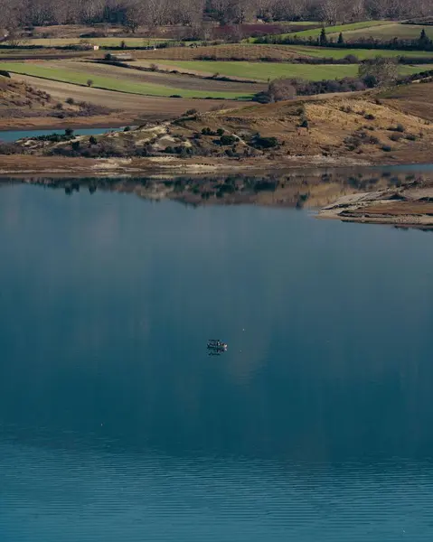 Tiro Vertical Barco Lago Azul Com Uma Bela Paisagem Fundo — Fotografia de Stock