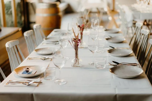 シンプルなミニマリストの結婚式テーブルが — ストック写真