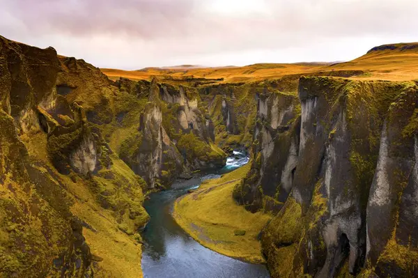 Krajobraz Fjadrargljufur Pod Zachmurzonym Niebem Sunlight Islandii — Zdjęcie stockowe