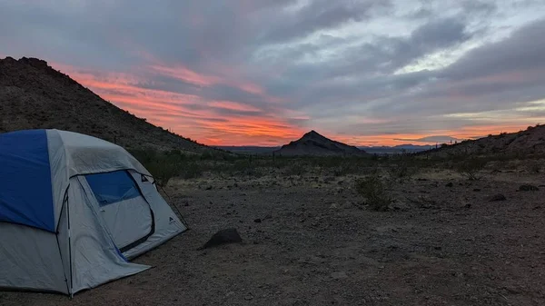 日没時に荒野でキャンプのためのテント — ストック写真