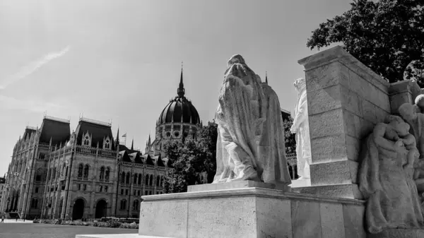 Plan Niveaux Gris Parlement Budapest Derrière Des Statues Hongrie — Photo