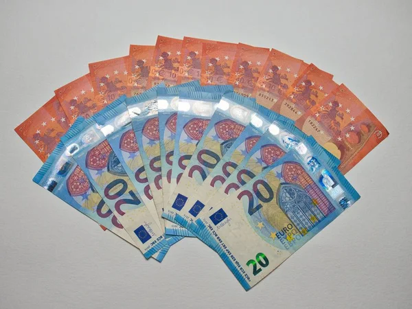 Dziesięć Dwadzieścia Banknotów Euro Półkolu Jednym Wystającym Tłem — Zdjęcie stockowe