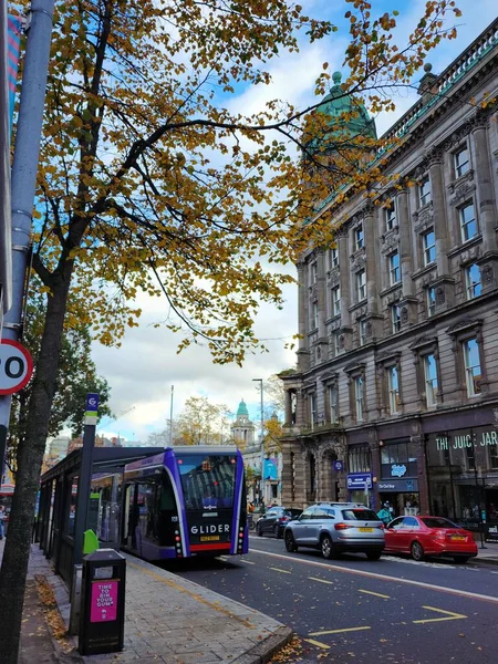 Eine Viel Befahrene Straße Gegen Die Gebäude Stadtzentrum Von Belfast — Stockfoto