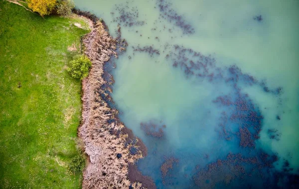 Αεροφωτογραφία Πάνω Από Ακτογραμμή Γκρίζο Γαλάζιο Θαλασσινό Νερό — Φωτογραφία Αρχείου