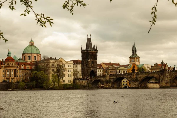 Карлов Мост Пересекающий Реку Влтаву Городом Заднем Плане Прага Чехия — стоковое фото