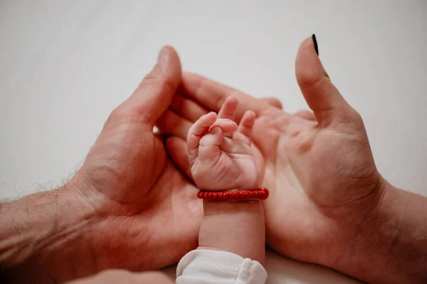 Närbild Där Föräldrarna Håller Varandra Handen Med Nyfödd Arm — Stockfoto