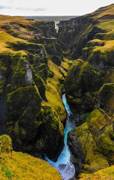 Plan Vertical Fjadrargljufur Sous Ciel Nuageux Ensoleillé Islande — Photo