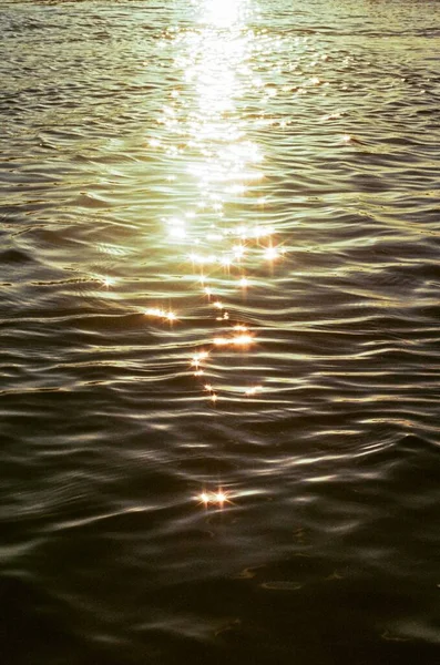 Μια Κάθετη Του Χρυσαφένιου Ηλιοβασιλέματος Λάμπει Και Αντανακλά Στα Ήρεμα — Φωτογραφία Αρχείου