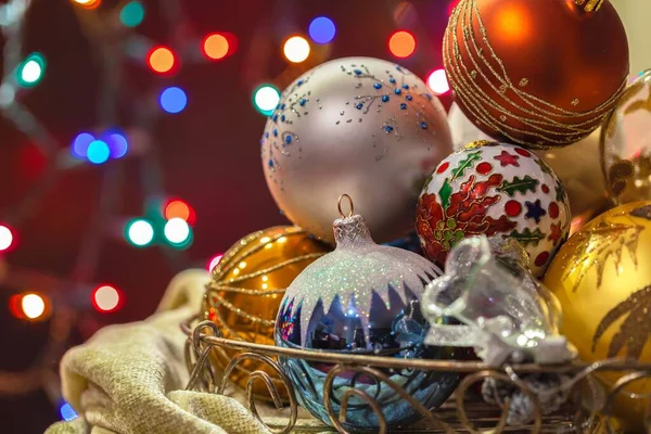 Bulanık Bir Arkaplanda Renkli Noel Süslerinin Yakın Plan Fotoğrafı — Stok fotoğraf