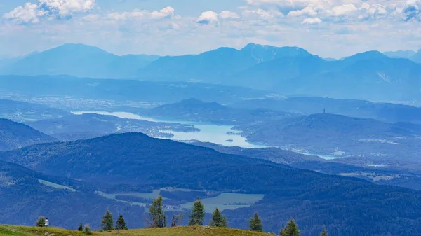 Bellissimo Paesaggio Sul Lago Worthersee Circondato Dalle Alpi Gerlitzen Austria — Foto Stock