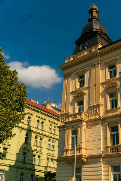 晴れた日にチェコ共和国の建物の低角度ショット — ストック写真
