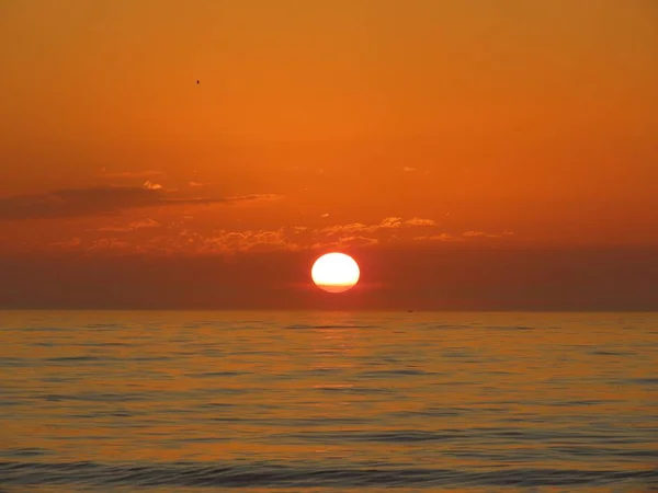 Uma Vista Deslumbrante Nascer Sol Com Céu Laranja Acima Oceano — Fotografia de Stock