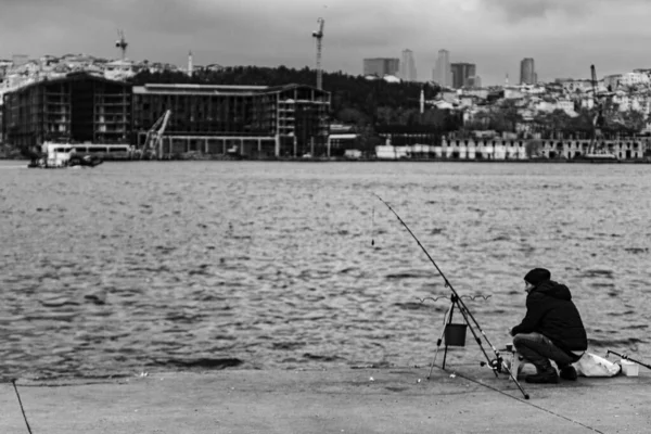 Hombre Tratando Pescar Contra Vista Ciudad Blanco Negro Balat Estambul —  Fotos de Stock