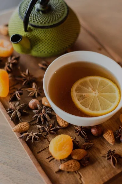 Detailní Záběr Vinobranou Zelenou Konvici Suché Ovoce Čaj Citronem Šálku — Stock fotografie
