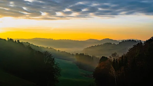 Een Prachtig Uitzicht Een Bergachtig Landschap Bij Zonsopgang — Stockfoto