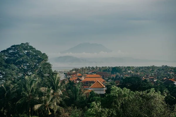 Vista Los Edificios Ciudad Rodeada Vegetación Verde Nusa Lembongan Bali — Foto de Stock